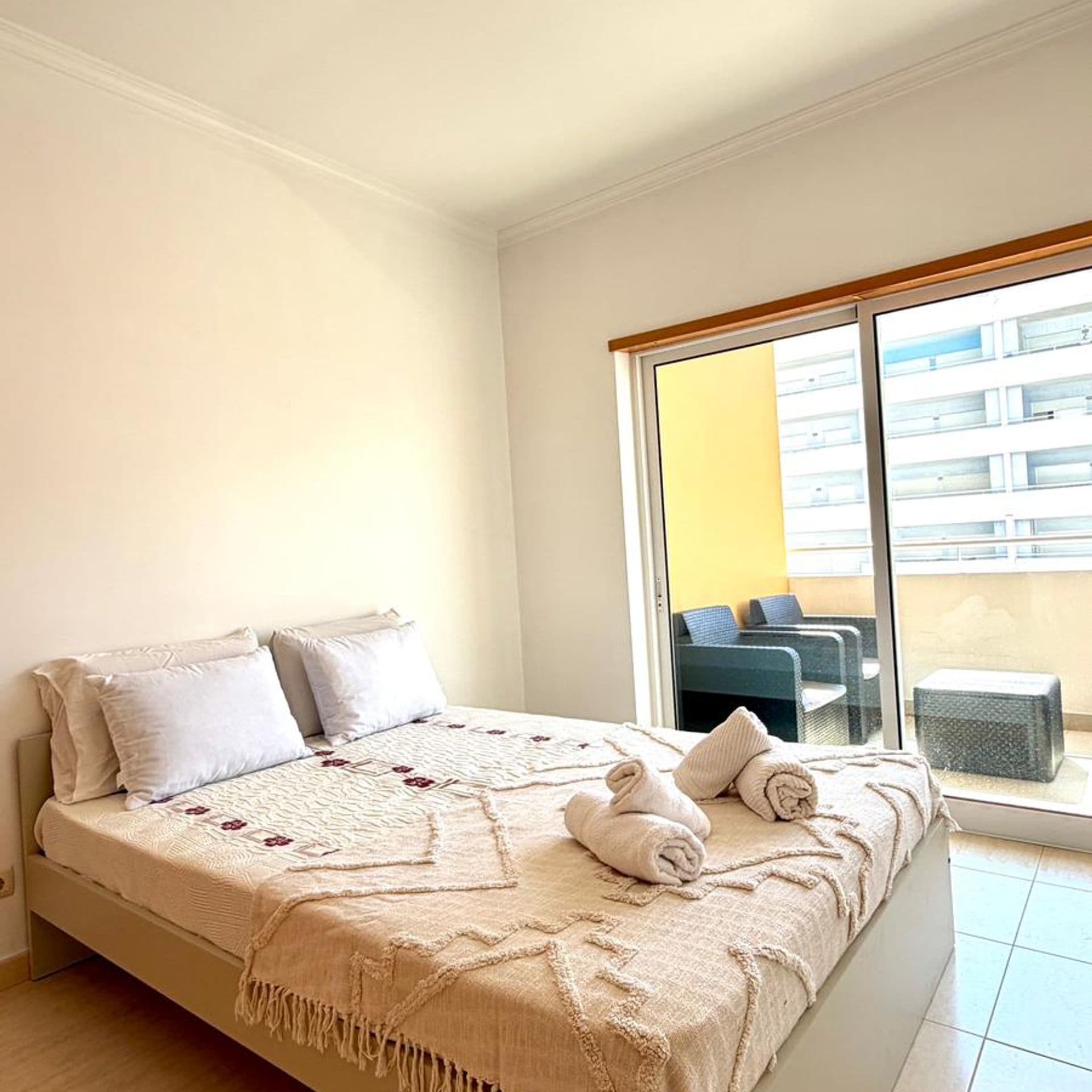 T1 Portimão Iluminado com varanda e piscina — foto 1