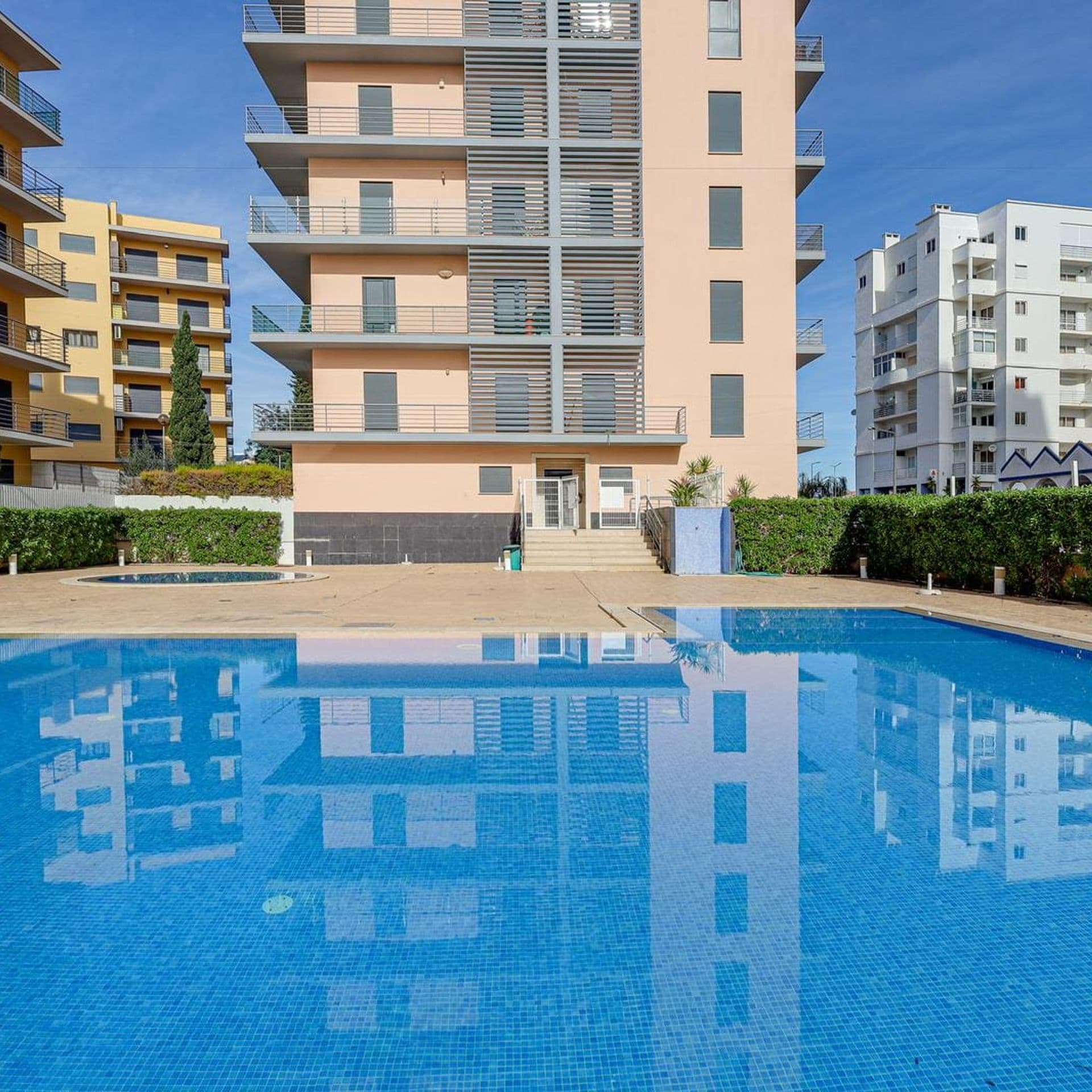 T2 Espaçoso, Claro | 5min da Praia | Piscina + Wi-Fi Rápido | Sweet Home — foto 1